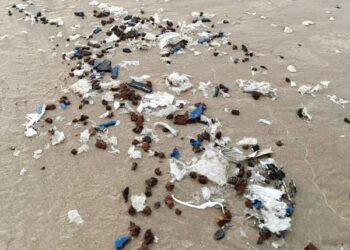 SAMPAH dan pelekat biru terdampar di Pantai Bagdad bulan lalu selepas pelancaran SpaceX mengalami kegagalan. – AGENSI