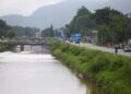 KEADAAN jalan utama di Sungai Korok, Kubang Pasu, Kedah yang tidak mempunyai lampu jalan mencukupi dan penghadang menjadi risiko utama berlakunya kemalangan terutama kenderaan terbabas ke dalam sungai – UTUSAN/ SHAHIR NOORDIN