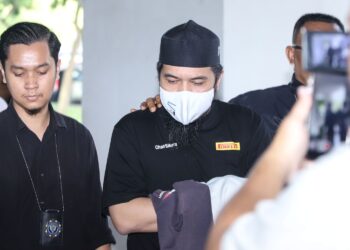 FARIDUL Firdaus Zaulkapli yang dikenali sebagai Ustaz Farid Abu Auliya dibawa pegawai penguatkuasa JAIS ke Mahkamah Rendah Syariah bagi menghadapi pertuduhan mengajar agama Islam tanpa tauliah, di Shah Alam, Selangor, semalam. - UTUSAN / AFIQ RAZALI