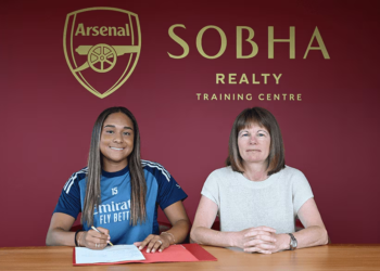 ARSENAL menandatangani penyerang Kanada, Olivia Smith (kiri) dari Liverpool dengan nilai perpindahan £1 juta (RM6.1 juta), semalam. - IHSAN ARSENAL FC