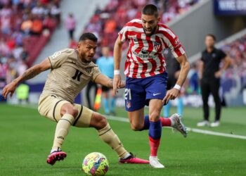Penyerang Colombia dari Almeria, Luis Suarez (kiri) berebut bola dengan pemain tengah Belgium dari Atletico Madrid, Yannick Ferreira Carrasco semasa perlawanan bola sepak liga Sepanyol antara Atletico Madrid dan UD Almeria di stadium Wanda Metropolitano di Madrid pada 16 April 2023 lalu. - AFP