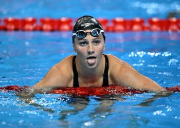 SUMMER McIntosh selepas kejayaannya meraih emas acara 400 meter (m) gaya bebas wanita di Kejohanan Akuatik Dunia di Singapura, hari ini. - AFP