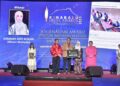 SURAIDAH Roslan menerima hadiah selepas diumumkan memenangi hadiah utama Anugerah Kewartawanan Kinabalu baru-baru ini bagi laporan Liku Kehidupan Penduduk Pinggir bandar Sabah.