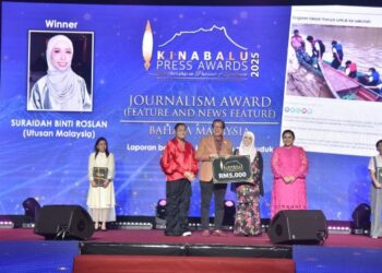 SURAIDAH Roslan menerima hadiah selepas diumumkan memenangi hadiah utama Anugerah Kewartawanan Kinabalu baru-baru ini bagi laporan Liku Kehidupan Penduduk Pinggir bandar Sabah.