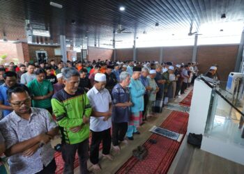 JEMAAH menunaikan solat Jumaat yang julung kali diadakan di Surau Madani, R&R Seremban Arah Selatan, Lebuhraya Utara Selatan dekat Seremban, Negeri Sembilan, semalam. – UTUSAN/MOHD. SHAHJEHAN MAAMIN