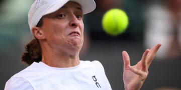 IGA Swiatek mengintai bola ketika menentang pemain Denmark, Clara Tauson aksi pusingan keempat pada hari kelapan Kejohanan Tenis Wimbledon 2025 di The All England Lawn Tennis and Croquet Club, semalam. - AFP