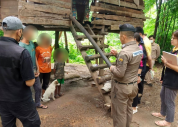 SEORANG kanak-kanak lelaki berkelakuan seperti anjing akibat diabai terlalu lama oleh ibunya 
di Thailand. – AGENSI