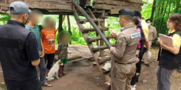 SEORANG kanak-kanak lelaki berkelakuan seperti anjing akibat diabai terlalu lama oleh ibunya 
di Thailand. – AGENSI