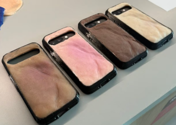 SARUNG telefon Skincase menyerupai kulit manusia, malah mempunyai pigmen khas yang bertukar warna apabila terdedah dengan sinaran UV. – AGENSI
