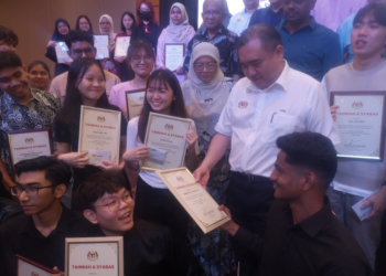ANTHONY Loke Siew Fook beramah mesra dengan pelajar cemerlang pada 
Majlis Hi-Tea Bersama Pelajar Cemerlang STPM Negeri Sembilan 2024 di Seremban di hari ini.-UTUSAN /NUR SHARIEZA ISMAIL.
