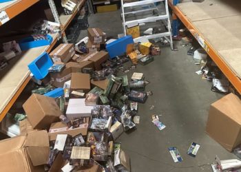 PREMIS HMV pernah beberapa kali dipecah masuk oleh pengumpul tegar kad Pokemon sehingga menyebabkan kerosakan dan kerugian harta benda. - AGENSI