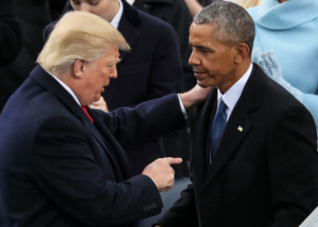 RUMAH Putih mendakwa Barack Obama cuba menjatuhkan Donald Trump dalam pilihan raya presiden sebelum ini. – AGENSI