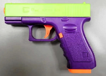 PISTOL mainan itu diperbuat daripada plastik berwarna terang. - AGENSI