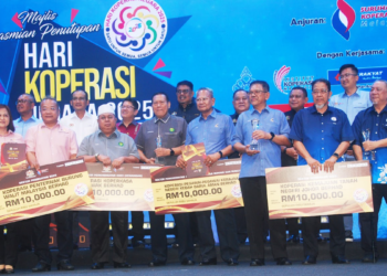 EWON Benedick dan Ab. Rauf Yusoh bergambar bersama penerima anugerah koperasi pada Majlis Perasmian Penutupan Hari Koperasi Negara (HKN) 2025 di MITC, Ayer Keroh, Melaka, semalam. - UTUSAN/AMRAN MULUP