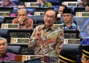 ANWAR Ibrahim ketika membentangkan Rancangan Malaysia Ke-13 (RMK13) di Dewan Rakyat hari ini. - JABATAN PENERANGAN MALAYSIA