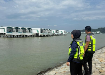 TINJAUAN lapangan oleh JAS Negeri Sembilan susulan kejadian tumpahan minyak selepas kejadian sebuah kapal pengorek pasir tenggelam di perairan Port Dickson. - IHSAN JAS