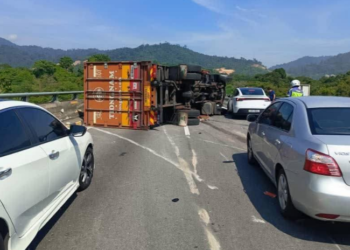 KEADAAN lori yang terlibat kemalangan dengan enam kenderaan lain di Kilometer 234.0, Lebuh Raya Utara-Selatan arah utara antara Kuala Kangsar dan Changkat Jering  hari ini. - UTUSAN