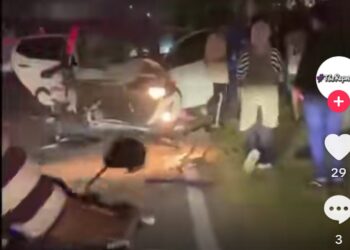 TANGKAP layar rakaman video yang tular di media sosial insiden sebuah kereta terbabas lalu terbalik dalam kejadian yang berlaku di Jalan Persiaran 1, Senawang malam tadi.