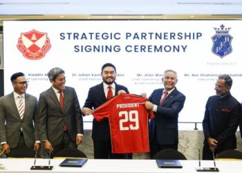 aja Muda Selangor, Tengku Amir Shah Sultan Sharafuddin Idris Shah menerima jersi daripada Pengerusi Provident Fiduciaries Bhd, Tan Sri Acryl Sani Abdullah Sani pada majlis menandatangani kerjasama strategik Selangor FC di Kuala Lumpur, semalam. - UTUSAN/SHIDDIEQIIN ZON