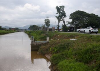 KETIADAAN penghadang jalan di sepanjang Sungai Korok mendatangkan risiko berlakunya kemalangan jalan raya terutamanya kereta yang terbabas ke sungai- UTUSAN/SHAHIR NOORDIN.