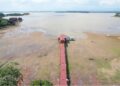 KEADAAN air Tasik Bukit Merah yang surut di sekitar kawasan Bukit Merah Laketown Resort di Bagan Serai, semalam. – MINGGUAN/WAT KAMAL ABAS