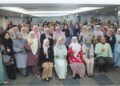 ANFAAL Saari (duduk, tengah) bergambar bersama peserta Townhall Dasar Wanita Selangor 2024-2026 dan Dasar Ekonomi Penjagaan Selangor 2024-2030 di Shah Alam, Selangor.