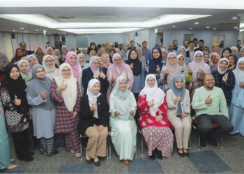 ANFAAL Saari (duduk, tengah) bergambar bersama peserta Townhall Dasar Wanita Selangor 2024-2026 dan Dasar Ekonomi Penjagaan Selangor 2024-2030 di Shah Alam, Selangor.