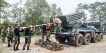 TENTERA Kemboja mengisi semula pelancar roket BM-21 di wilayah Preah Vihear selepas berbalas serangan dengan tentera Thailand, semalam. – AFP