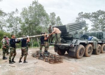 TENTERA Kemboja mengisi semula pelancar roket BM-21 di wilayah Preah Vihear selepas berbalas serangan dengan tentera Thailand, semalam. – AFP