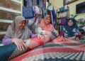 SEKUMPULAN warga emas masih lagi bertenaga menghasilkan tikar mengkuang di Kampung Kolam, Gelang Mas, Pasir Mas, Kelantan. – MINGGUAN/KAMARUL BISMI KAMARUZAMAN