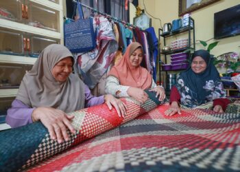 SEKUMPULAN warga emas masih lagi bertenaga menghasilkan tikar mengkuang di Kampung Kolam, Gelang Mas, Pasir Mas, Kelantan. – MINGGUAN/KAMARUL BISMI KAMARUZAMAN