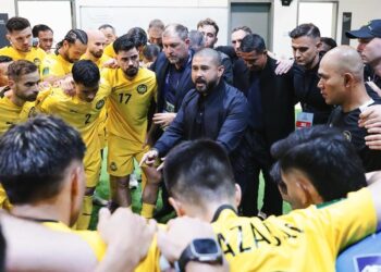 TUNKU Mahkota Ismail (tengah) menjadi watak penting dalam revolusi Harimau Malaya.