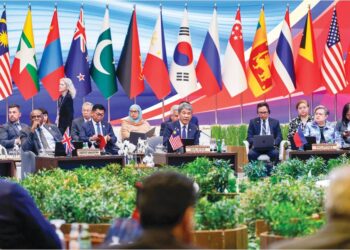 MOHAMAD Hasan pada Forum Serantau ASEAN sempena Mesyuarat Menteri-Menteri Luar ASEAN Ke-58 di Pusat Konvensyen Kuala Lumpur, semalam. – UTUSAN/SHIDDIEQIIN ZON