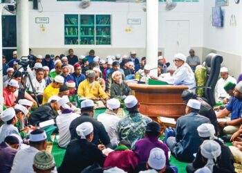 ABDUL Hadi Awang kembali menyampaikan kuliah duha selepas menjalani rawatan  di Masjid Rusila, Marang, Terengganu, semalam. – UTUSAN/PUQTRA HAIRRY