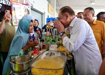 ANWAR Ibrahim beramah mesra bersama peniaga Pasar Payang semasa perasmian penutup Program Madani Rakyat 2025 di Kedai Pasar Payang, Kuala Terengganu, Terengganu, semalam. 
– MINGGUAN/PUQTRA HAIRRY