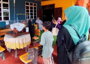 ORANG ramai mengambil kesempatan menziarahi kediaman Allahyarham Nurly Sahirah Azman di Kampung Gong Pasir, Kerandang, Besut, Terengganu. -UTUSAN/ WAN ZURATIKAH IFFAH WAN ZULKIFLI