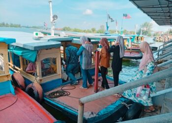 ORANG ramai sedang menaiki bot penambang di Jeti Bot Penambang Seberang Takir, Kuala Nerus, Terengganu. – UTUSAN/ERMA YUSNIDA JUSOH