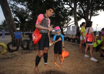 SYED Saddiq bersama Ayden sebelum memulakan perlumbaan Triathlon 113 di pantai Desaru Sand & Sandals, Kota Tinggi disini. UTUSAN/RAJA JAAFAR ALI