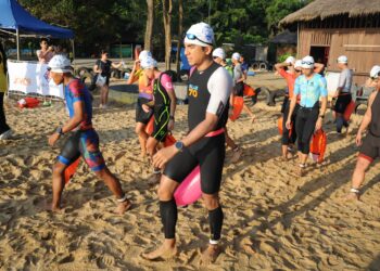 SYED Saddiq bersama para peserta sebelum memulakan perlumbaan dalam Triathlon 113 di pantai Desaru Sand & Sandals, Kota Tinggi disini. UTUSAN/RAJA JAAFAR ALI