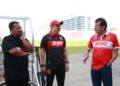 MOHD. Irwan Rizal Mohd. Ali Napiah (tengah) berbincang sesuatu dengan pengendali Kelantan TRW, E. Evalarasan di Stadium Sultan Muhammad IV, Kota Bharu, Kelantan. - UTUSAN/KAMARUL BISMI KAMARUZAMAN