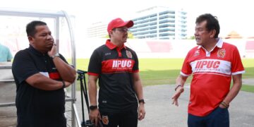 MOHD. Irwan Rizal Mohd. Ali Napiah (tengah) berbincang sesuatu dengan pengendali Kelantan TRW, E. Evalarasan di Stadium Sultan Muhammad IV, Kota Bharu, Kelantan. - UTUSAN/KAMARUL BISMI KAMARUZAMAN