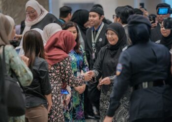 TENGKU Maimun Tuan Mat bersalaman dengan warga Istana Kehakiman  ketika majlis perpisahan di Istana Kehakiman Putrajaya, semalam. – UTUSAN/FAIZ ALIF ZUBIR