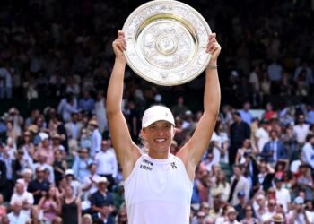 Pemain Poland, Iga Swiatek meraikan kejayaan menjulamg trofi Wimbledon selepas menewaskan Amanda Anisimova 6-0,6-0 pada perlawanan akhir di London, semalam. - AFP