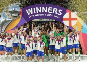 PASUKAN bola sepak wanita England menjulang piala Euro wanita 2025-AFP