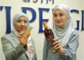 DR. Nur Ayman Abdul Hayei (kiri) dan Dr. Misya Humaira menunjukkan produk ubat kumur klinikal berasaskan madu kelulut yang dihasilkan.