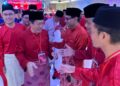 AZMAN ISMAIL (kiri) mengiringi Datuk Seri Ahmad Maslan (dua dari kiri) ketika hadir dalam Mesyuarat Perwakilan UMNO Bahagian Bakri di Bakri, Muar hari ini.