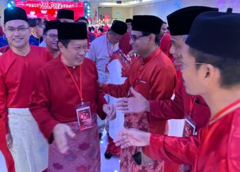 AZMAN ISMAIL (kiri) mengiringi Datuk Seri Ahmad Maslan (dua dari kiri) ketika hadir dalam Mesyuarat Perwakilan UMNO Bahagian Bakri di Bakri, Muar hari ini.