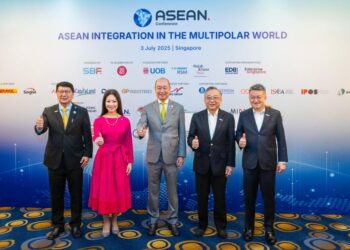 LIEW Chin Tong (kanan) pada Persidangan ASEAN di Singapura.