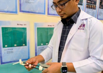 JASMIN Jalil menunjukkan aplikator brakiterapi yang digunakan dalam merawat kanser serviks.