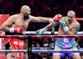 Tyson Fury dari Britain (merah) dan pemain Ukraine, Oleksandr Usyk (biru) bersaing semasa perlawanan timbal balik kejuaraan dunia heavyweight di Arena Kingdom di Riyadh, Arab Saudi pada 22 Disember lalu. - AFP